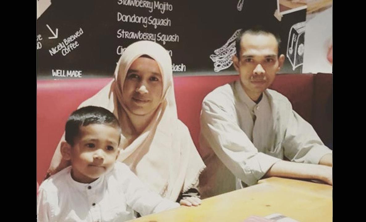 Mellya Juniarti bersama putranya dan Ustad Abdus Somad. foto: instagram/ liputan6.com