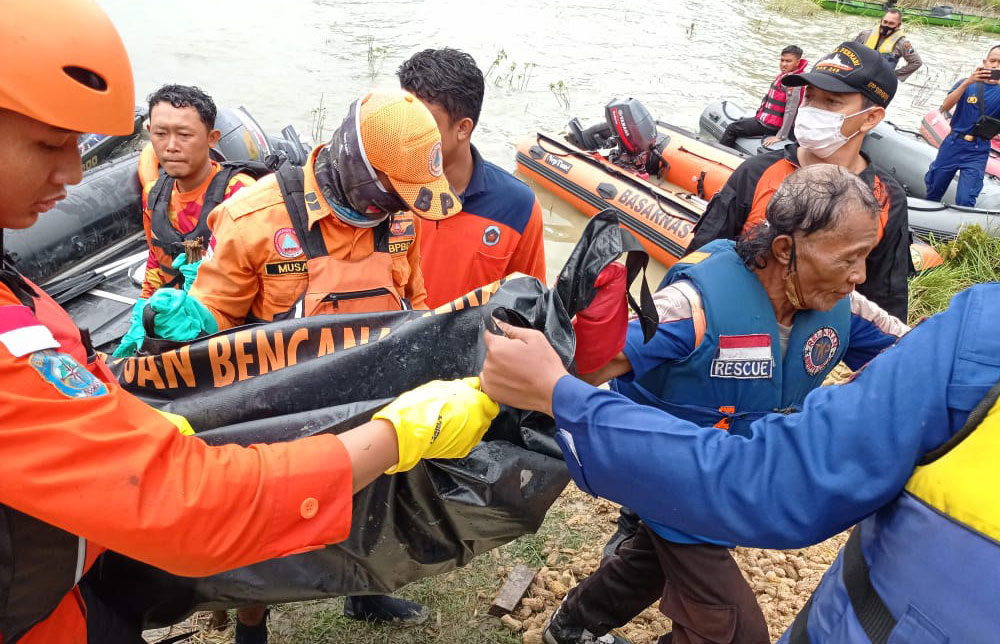 Salah satu jenazah korban saat dievakuasi oleh tim SAR gabungan.