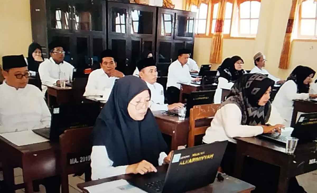 Para guru saat mengikuti AKGTK.
