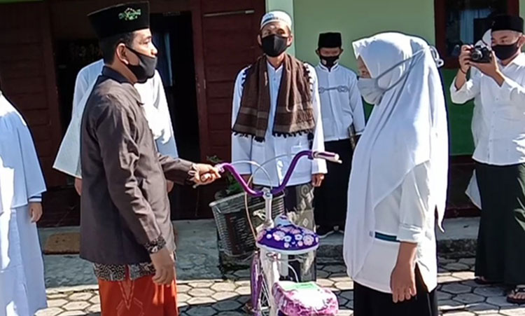 MTsN 11 Jember bagi-bagi sepeda gratis bagi siswa berprestasi. (foto: ist)