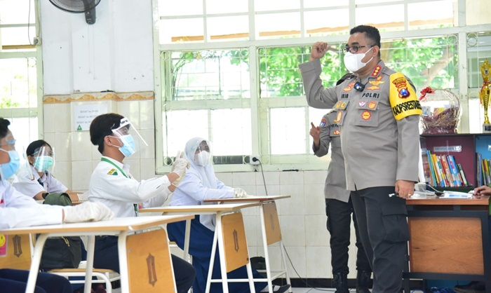 Kombes Pol Johnny Eddizon Isir, Kapolrestabes Surabaya jadi pemateri dalam simulasi sekolah tatap muka.