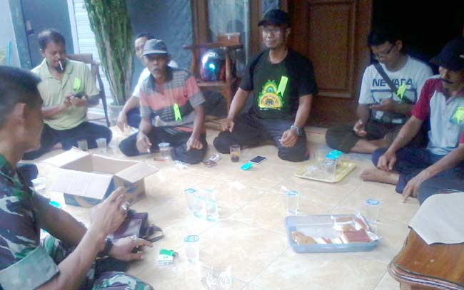 Warga yang melakukan pengamanan mengenakan pita untuk mencegah provokator.