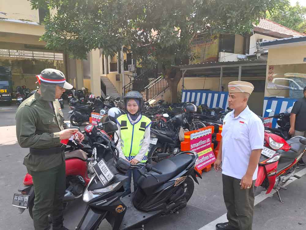Sambut HUT RI ke-80, Petugas Pelayanan SIM di Polres Blitar Kota Kenakan Kostum Pejuang