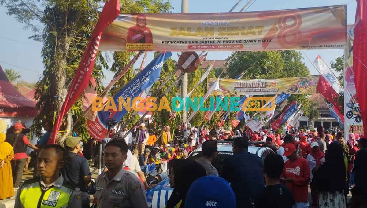 Masyarakat di Pamekasan saat memeriahkan peringatan Hari Jadi ke-78 Jawa Timur. Foto: DIMAS MAULANA SUGIANTO/BANGSAONLINE