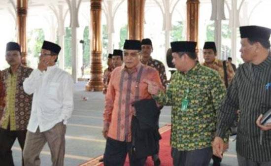 Ketua Umum PBNU KH.Said Aqil Siradj, MA, Wakil Gubernur Provinsi Jambi H.Fahrori Umar, Ka.Kanwil Kemenag Provinsi Jambi Drs.H.Mahbub Daryanto, M.Pd.i dan Drs KH.Abdul Kadir Husein, M.Pd.i (paling kanan) saat masih menjabat ketua PWNU Jambi memasuki Masjid Agung Al-Falah menghadiri Peringatan Isra