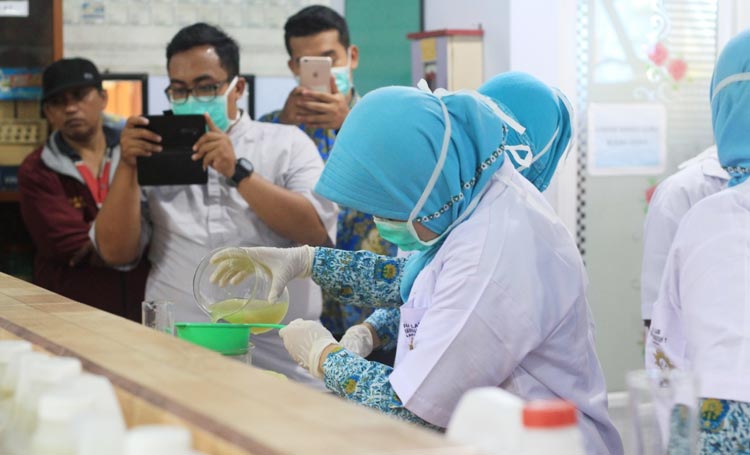 PRODUK SENDIRI: Siswa Smamita membuat cairan pembersih tangan berbahan lidah buaya, Kamis (19/3). foto: ist