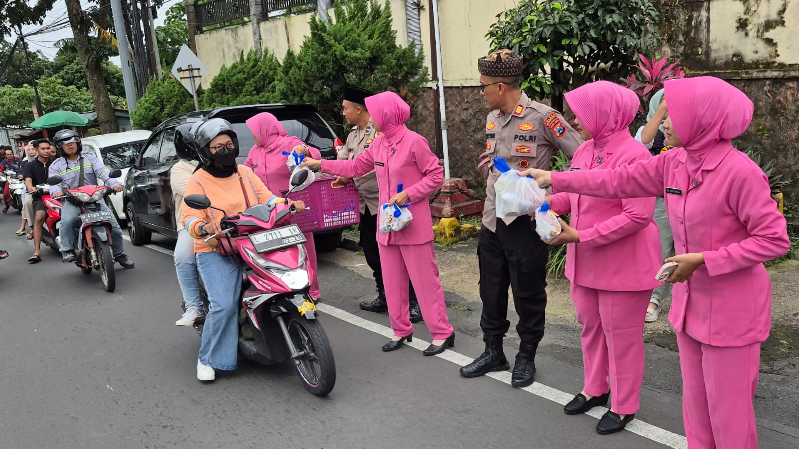 Polsek Prigen Bagikan Ratusan Takjil untuk Pengendara