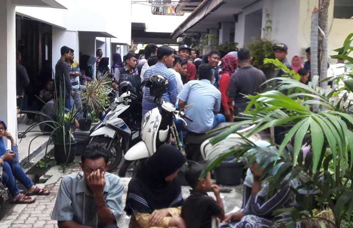 Antrean warga yang berebut perekaman e-KTP di kantor Dispendukcapil Gresik. foto: SYUHUD/ BANGSAONLINE