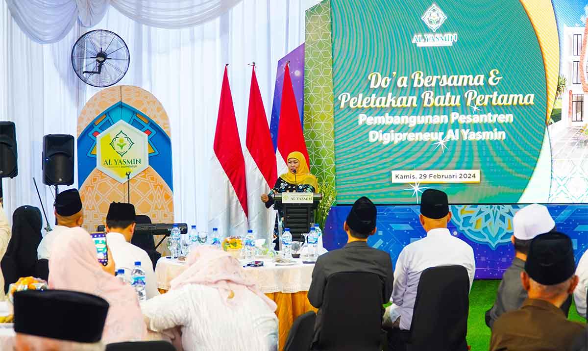 Pembina Pesantren Digipreneur Al Yasmin, Pagesangan, Surabaya, Khofifah Indar Parawansa, saat memberi sambutan.