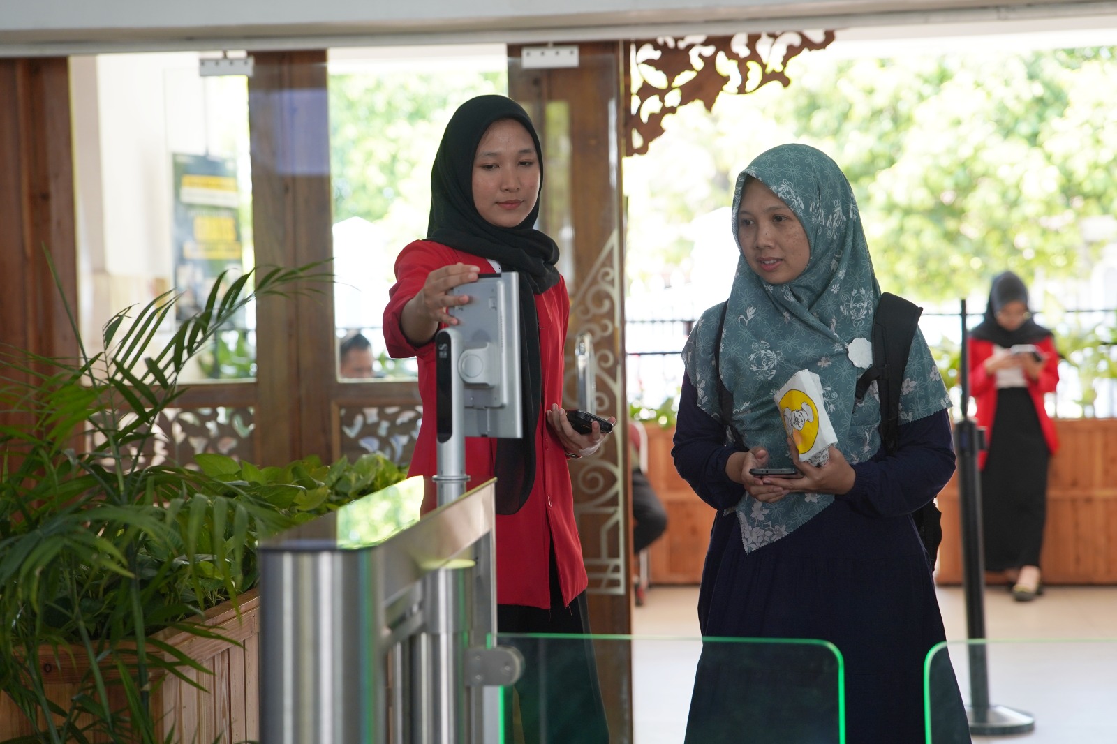 Penerapan face recognition saat boarding pass di stasiun Madiun