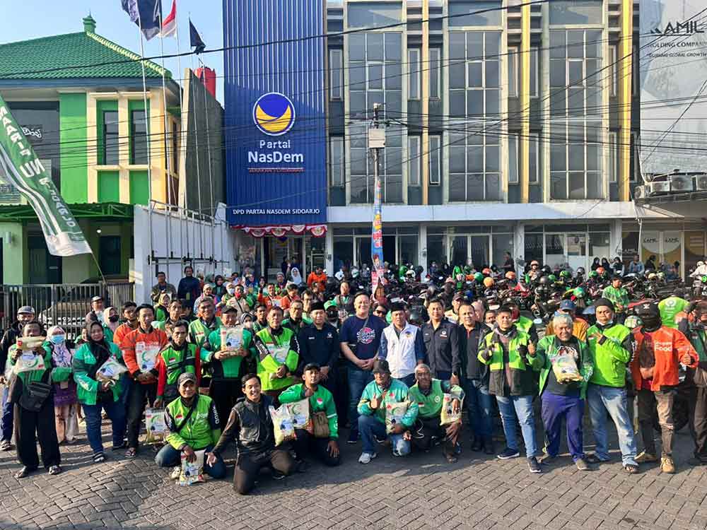 Peduli Ojol, NasDem Sidoarjo Bagikan 300 Paket Beras dan Beasiswa PIP