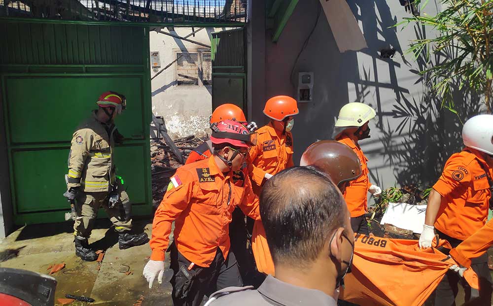 Petugas saat mengevakuasi korban meninggal.