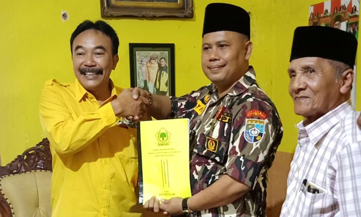 Ayik Suhaya berjabatan tangan dengan Teguh Winarto.