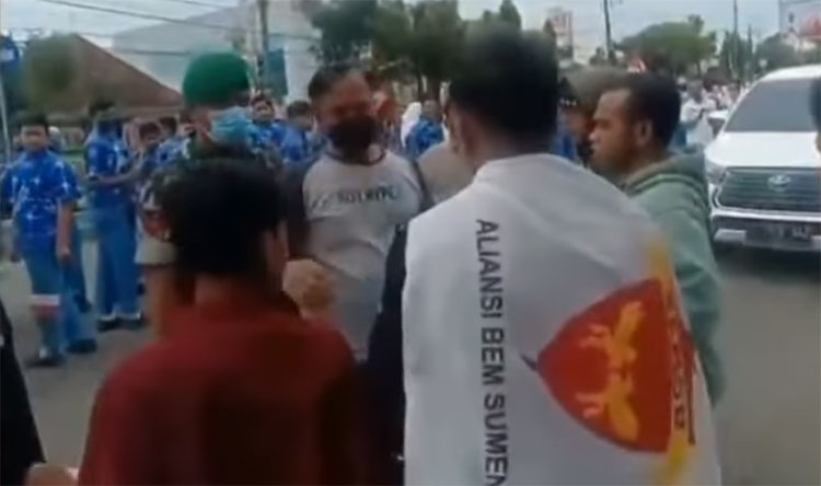 Petugas TNI dan Polri membubarkan aksi demo Aliansi Badan Eksekutif Mahasiswa (BEM) Sumenep, Rabu (20/4).