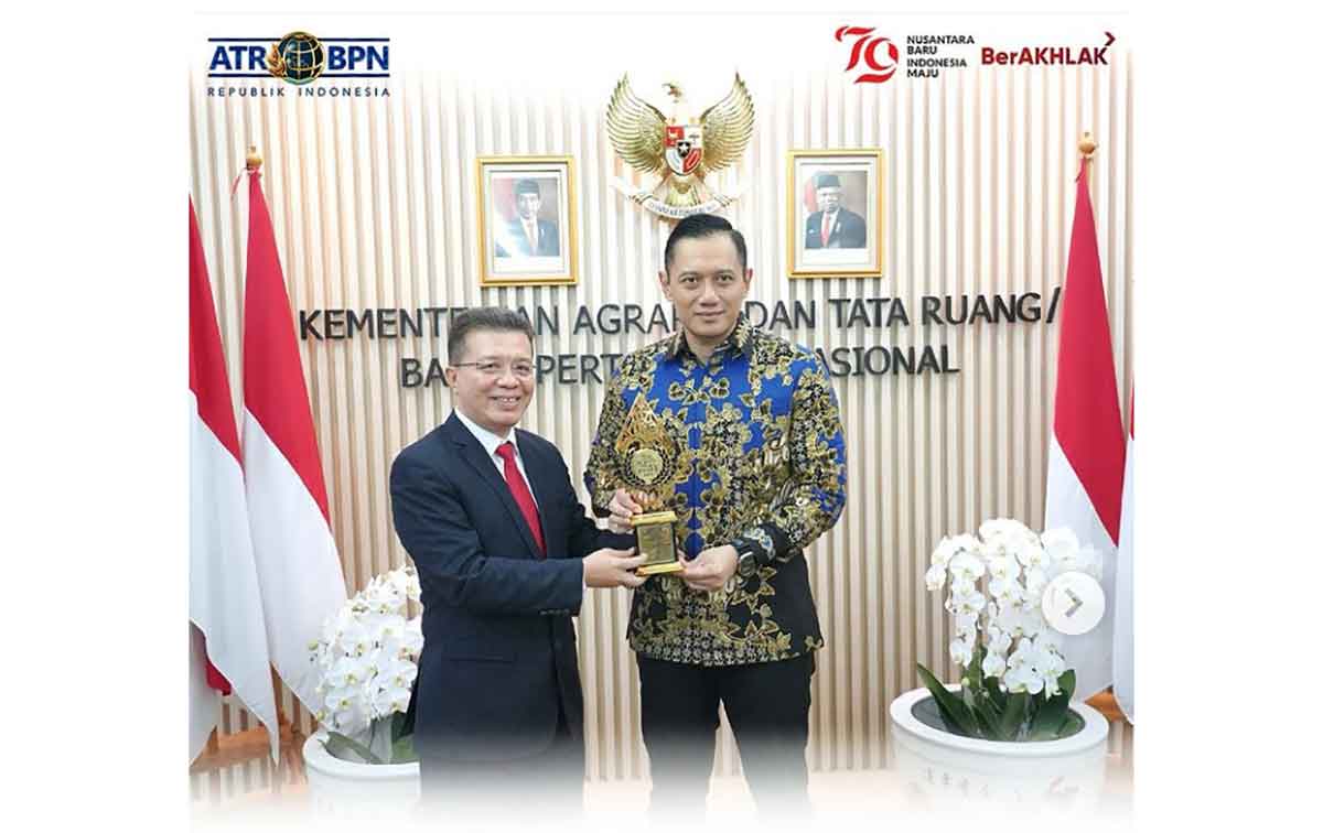 Menteri ATR/BPN, Agus Harimurti Yudhoyono, saat menerima penghargaan.