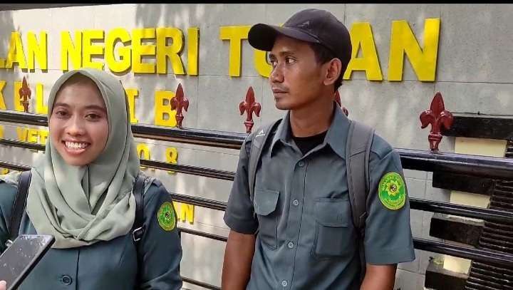 Ermaya (kiri) dan Syahrul saat sampai di PN Tuban