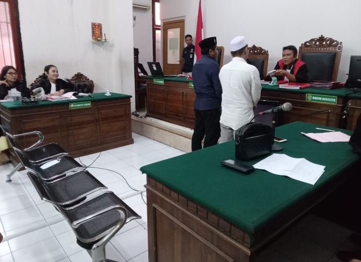 Kedua terdakwa saat menjalani persidangan