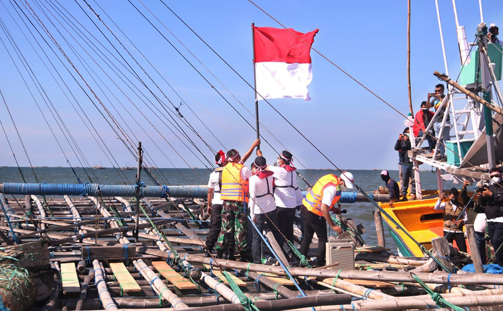 Pengibaran Sang Saka Merah Putih di tengah laut perairan Pasuruan diikuti para nelayan lokal.