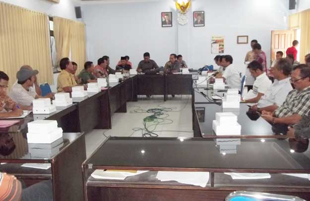 Ketua Komisi I Tatit Heru Tjahyono AMD saat pimpin rapat hearing. foto: BAMBANG DJ/ BANGSAONLINE