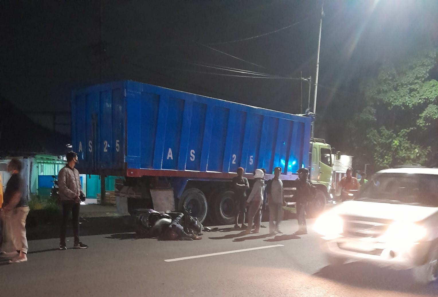 Kondisi motor korban dan truk di lokasi kejadian usai kecelakaan