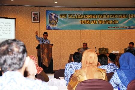 Sekdaprov Jatim membuka raker tata ruang daerah 201q4 di Empire Hotel. foto:nisa/BANGSAONLINE