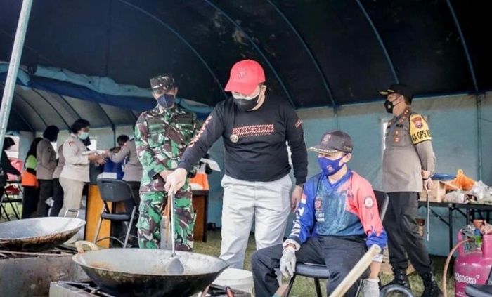 Bupati Jember Hendy Siswanto saat meninjau dapur umum di lapangan Kelurahan Karangrejo, Kecamatan Sumbersari, Sabtu (17/7) sore.