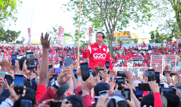 Konser Satu Komando di Stadion Gelora 10 November (G10N) Tambaksari, persembahan Relawan Sapulidi untuk Jokowi. foto: istimewa