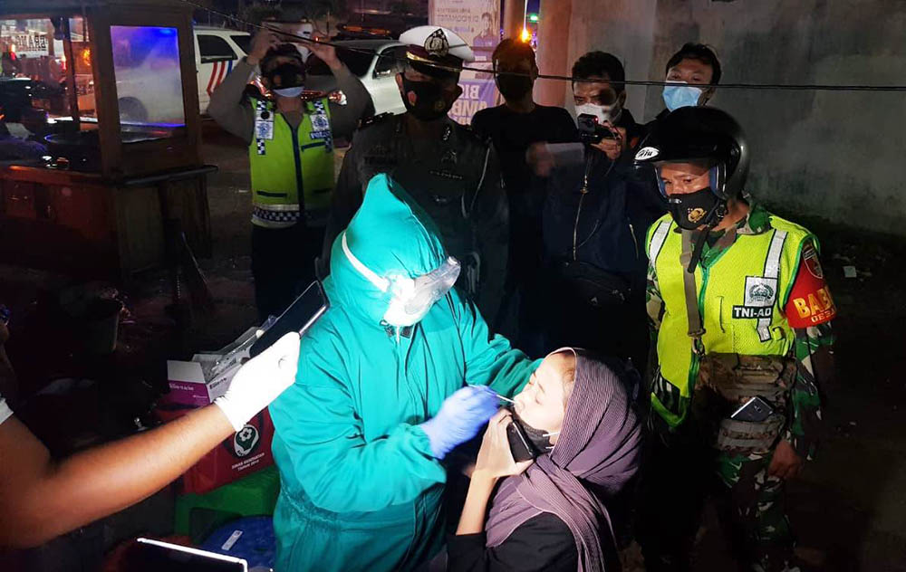 Petugas gabungan di Situbondo saat melaksanakan patroli PPKM Darurat. foto: MURSIDI/ BANGSAONLINE