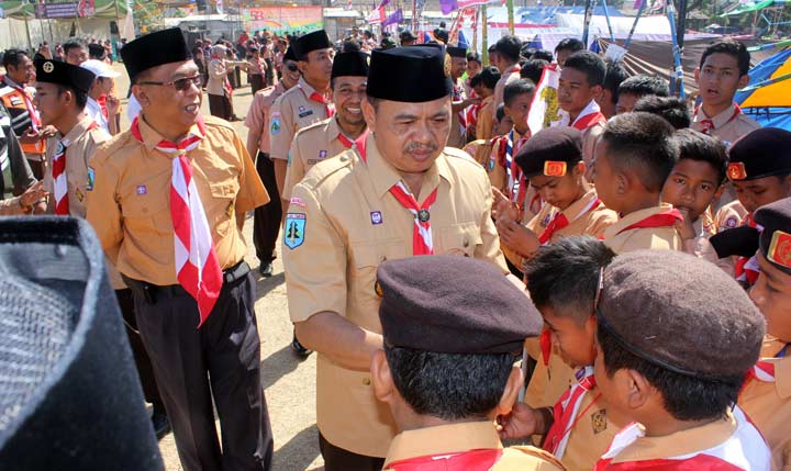 Wabup Pungkasiadi menyalami anak-anak pramuka saat meninjau langsung-perkemahan.