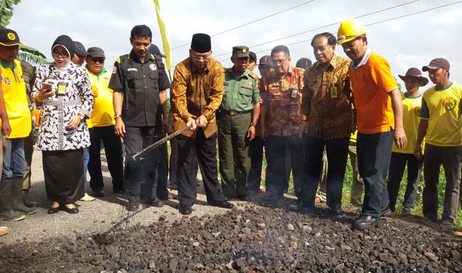 Bupati Malang Rendra Kresna meninjau perbaikan jalan pertanian di area Jarak Ijo Kecamatan Poncokusumo, Kabupaten Malang. foto: putut/ BANGSAONLINE