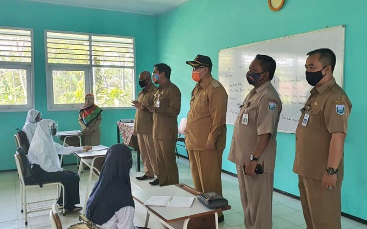 Wakil Bupati Probolinggo Timbul Prihanjoko saat memantau pelaksanaan uji coba pembelajaran tatap muka yang mulai diterapkan.