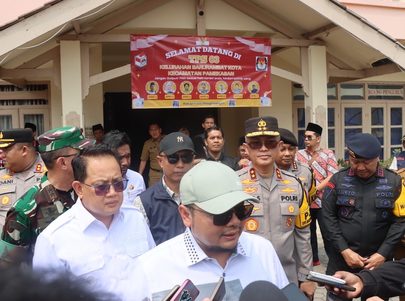 Kapolda Jawa Timur bersama Pangdam V Brawijaya Mayor Jenderal TNI Rudy Saladin, Penjabat Gubernur Jatim Adhi Karyono, Ketua Komisi Pemilihan Umum (KPU) RI Muchammad Afifuddin, Ketua Badan Pengawas Pemilihan Umum (Bawaslu) Jatim A. Warits, dan Ketua KPU Jatim Aang Kunaifi