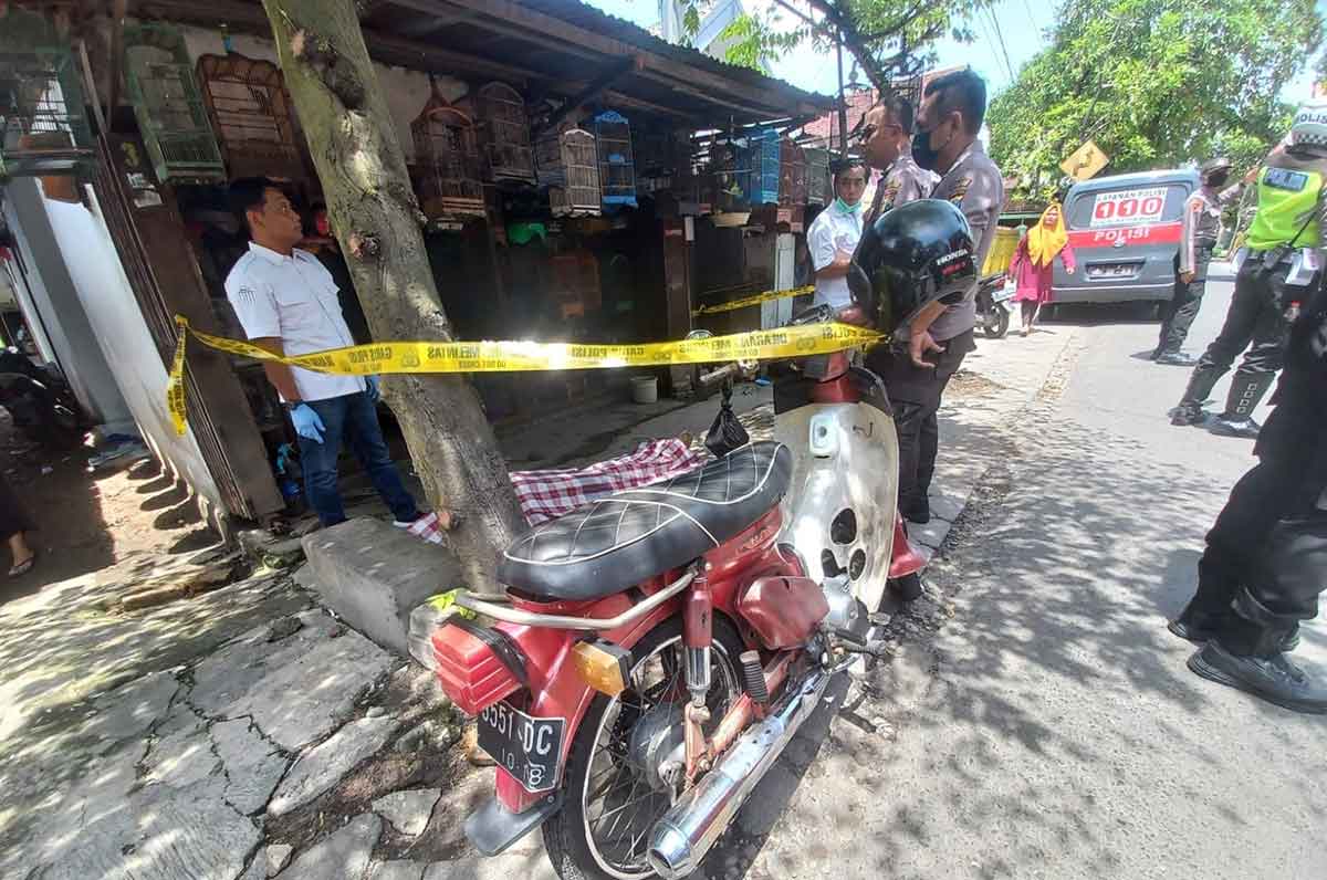 Petugas saat mengevakuasi korban meninggal dunia mendadak di Jombang.