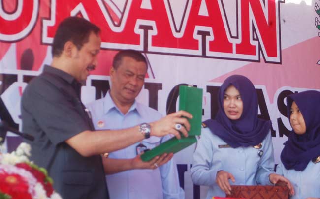 Bupati Ponorogo bersama Kakanwil Kemenkumham Jawa Timur saat pembukaan pelayanan keimigrasian. foto: fajar/ BANGSAONLINE