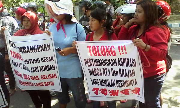 Nampak Ibu rumah tangga ikut demo menolak pendirian tower di Desa Bangoan. (foto: zuli/BANGSAONLINE)
