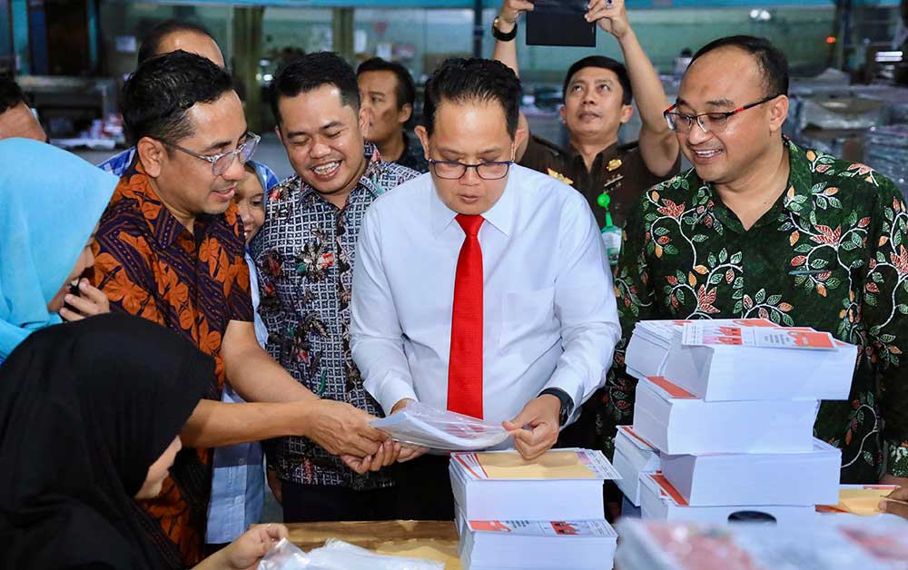 Pastikan Selesai Tepat Waktu, Pj. Gubernur Jatim Cek Progres Percetakan Surat Suara Pilkada