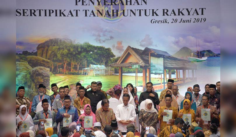 Presiden menyerahkan sebanyak 3.200 sertifikat hak atas tanah untuk rakyat yang dipusatkan di GOR Tridharma Petrokimia Gresik, Kabupaten Gresik. Dalam kegiatan itu, Gubernur Jawa Timur Khofifah Indar Parawansa ikut mendampingi Presiden. foto: ist