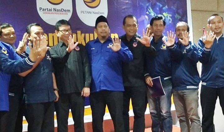 KOMPAK: Pengurus DPD Petani NasDem Sidoarjo pose bersama dengan Ketua DPP Petani NasDem usai pengukuhan, Rabu (30/10). foto: ist
