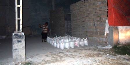 Sebuah gudang yang berada di Kecamatan Jenu yang diduga menyelundupkan puluhan sak semen milik semen indonesia. (Suwandi/BANGSAONLINE)