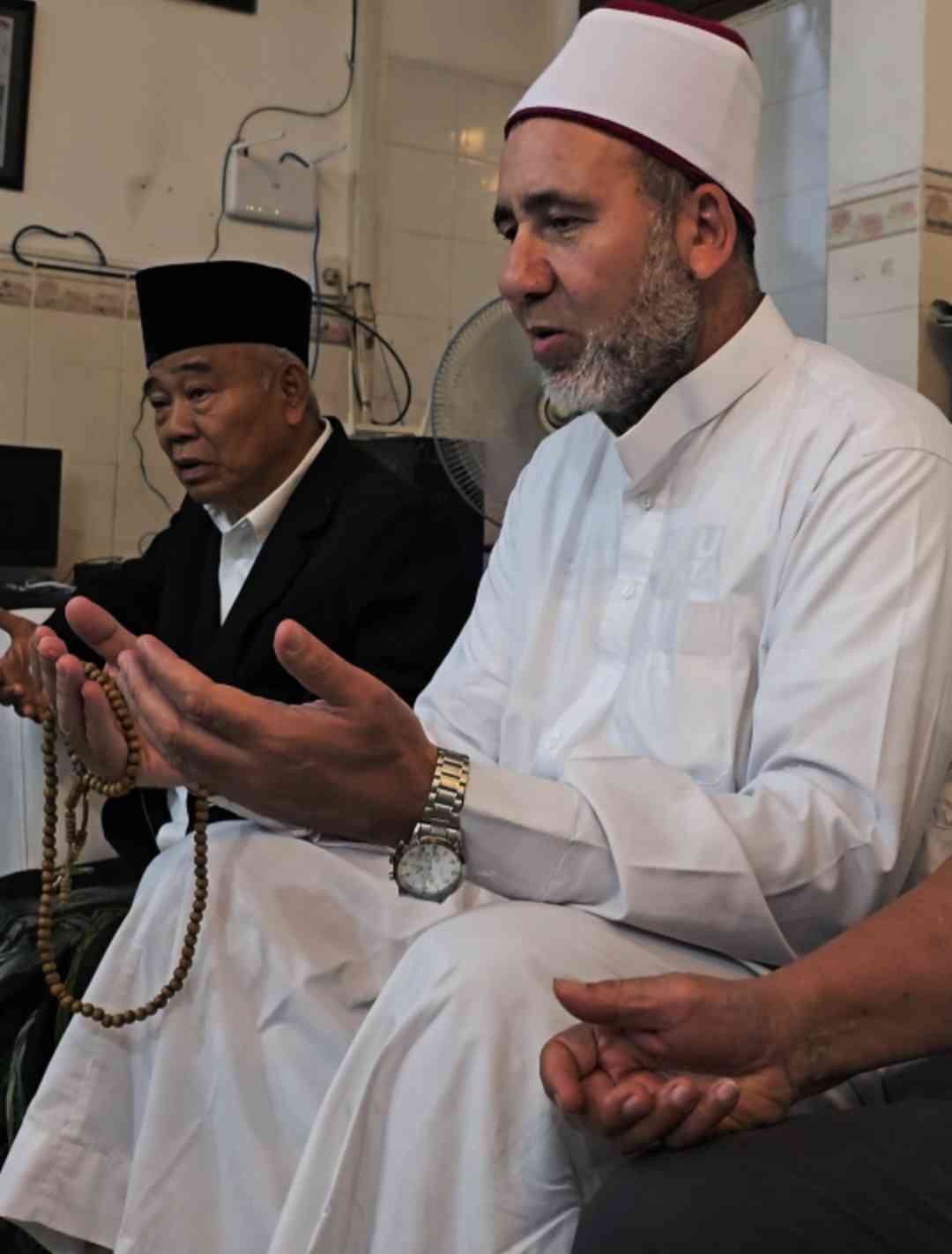 Prof Dr KH Asep Saifuddin Chalim, MA dan Syaikh Muhammad Ahmad Mabruk dari Mesir saat memimpin doa dalam HUT ke-25 atau Seprempat Abad HARIAN BANGSA, Senin (24/2/2025). Foto: A Fauzi/bangsaonline