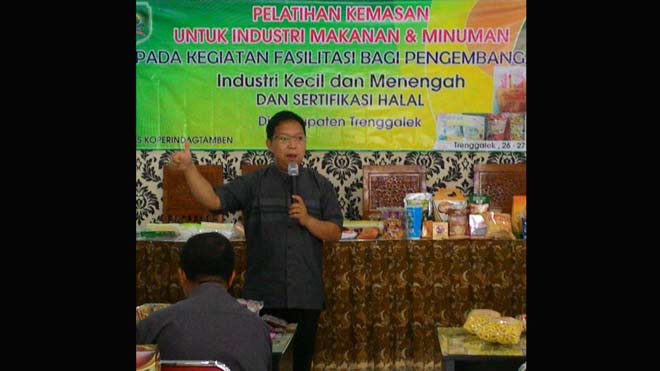 Indri Indrawan saat memberikan materi pelatihan kemasan pada para pelaku IKM. foto: HERMAN S/ BANGSAONLINE