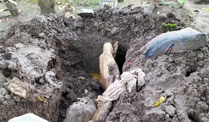 Kondisi makam almarhumah Siti Kalsum yang rusak usai tali pocongnya diambil orang yang tidak bertanggung jawab.