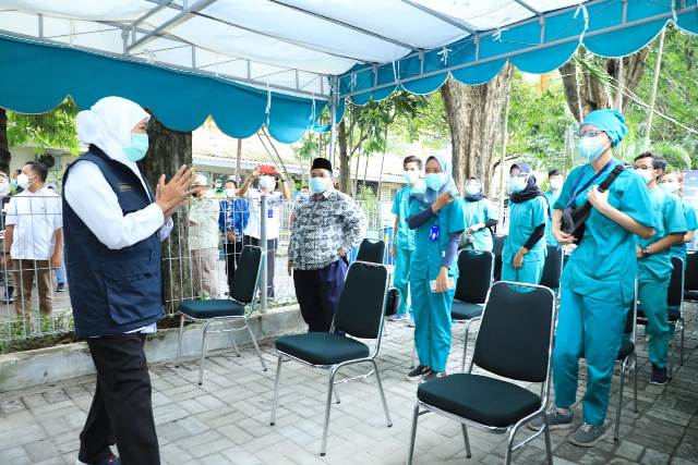 Gubernur Khofifah Tinjau Vaksinasi di Gresik, Perlu Ditambah hingga 1.000 Vaksinator