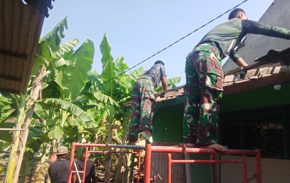 Satgas TMMD ke-126 Sidoarjo dan warga bergotong royong menbangun rumah warga, Sabtu (11/10/2025). Foto: Ist.