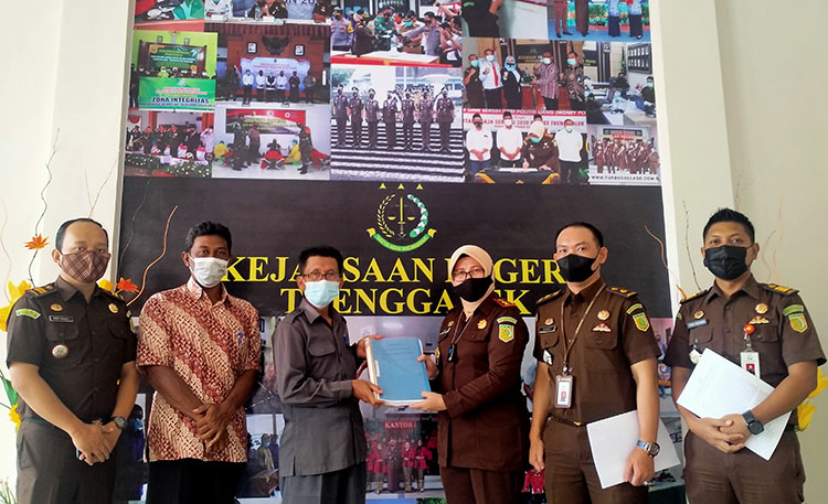 Penyerahan berkas barang bukti dari kejaksaan kepada Kades Pandean, Kecamatan Durenan, Kabupaten Trenggalek. (foto: HERMAN/BANGSAONLINE)