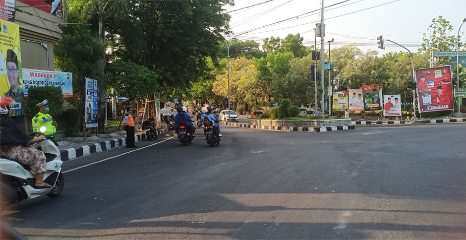 Baliho caleg Pemilu 2024 bertebaran di wilayah Kecamatan Kebomas. 