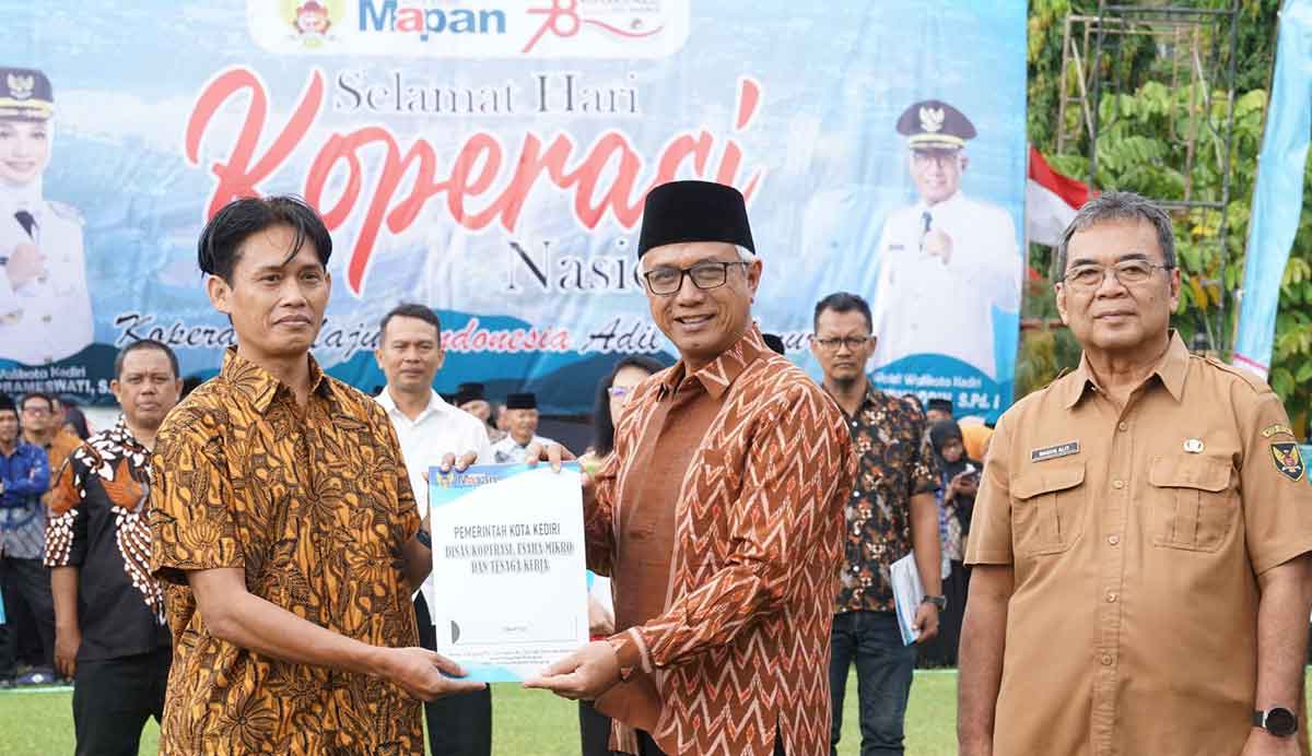 Wakil Wali Kota Kediri, Gus Qowim saat menyerahkan secara langsung badan hukum Koperasi Kelurahan Merah Putih. Foto: Ist