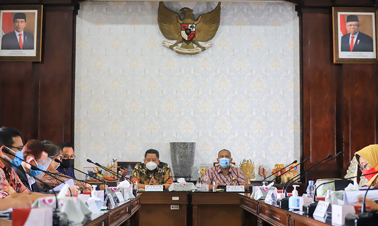 Plt. Wali Kota Whisnu Sakti Buana bersama Sekda Hendro Gunawan saat menggelar rapat di Ruang Sidang Wali Kota Surabaya, Jumat (29/1/2021) siang. (foto: ist)