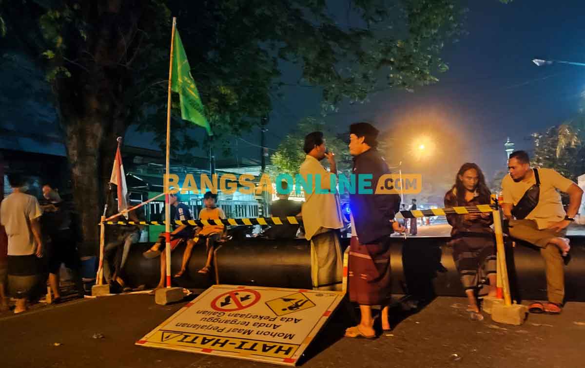Warga Pongangan, Kecamatan Manyar, Gresik, saat memblokade Jalan KH Syafi