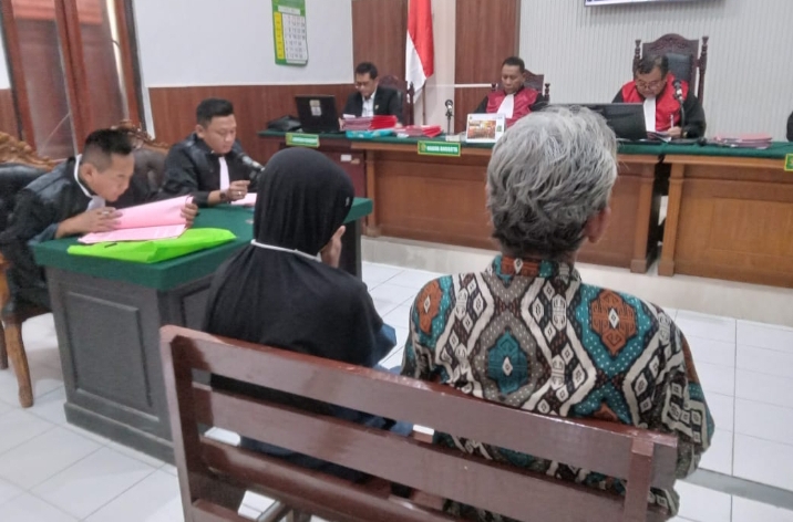 Sugeng Handoyo dan Siti Mualiyah saat menjalani persidangan